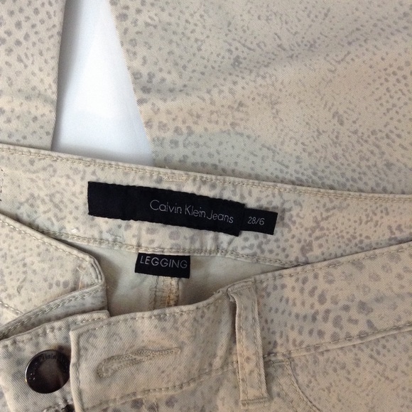 ⬇️ SNAKE SKIN PRINT JEANS 💥 - Picture 3 of 5